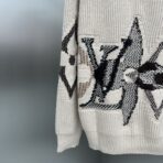 Louis Vuitton Graphic Knitted Crewneck sweater in a beige/cream color - Image 6